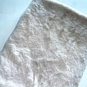 NWOT - faux fur throw - light tan